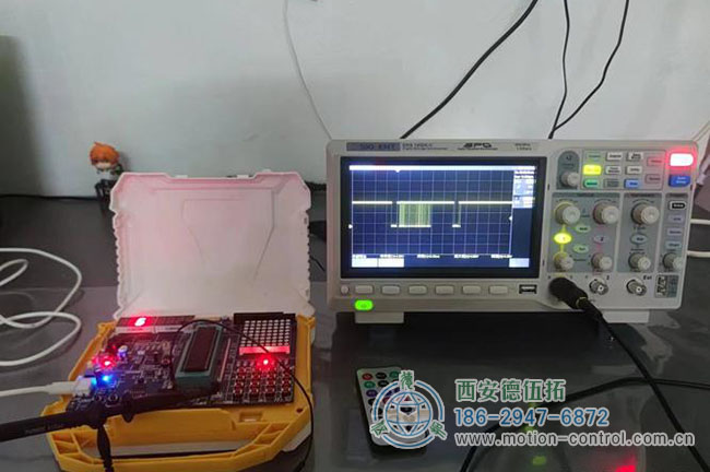 图为用示波器测试编码器波形的照片