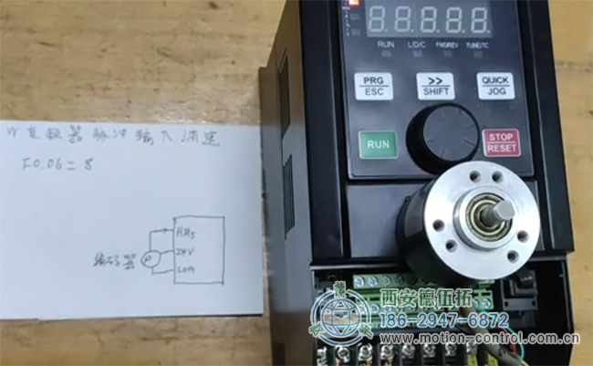 图为变频器通过编码器进行测速实验的照片