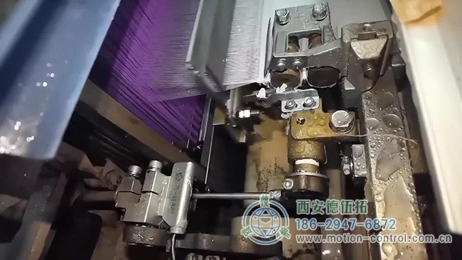 图为喷水织机工作的局部照片